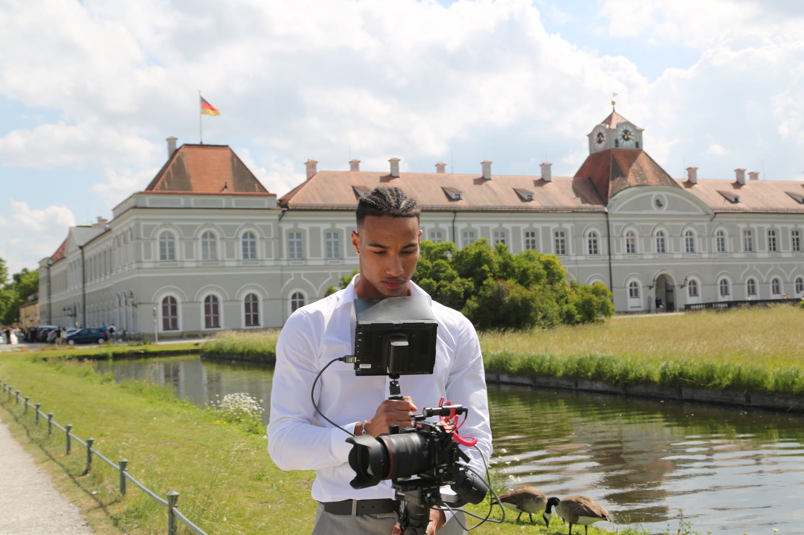 Julius beim Dreh vor Schloss Nymphenburg