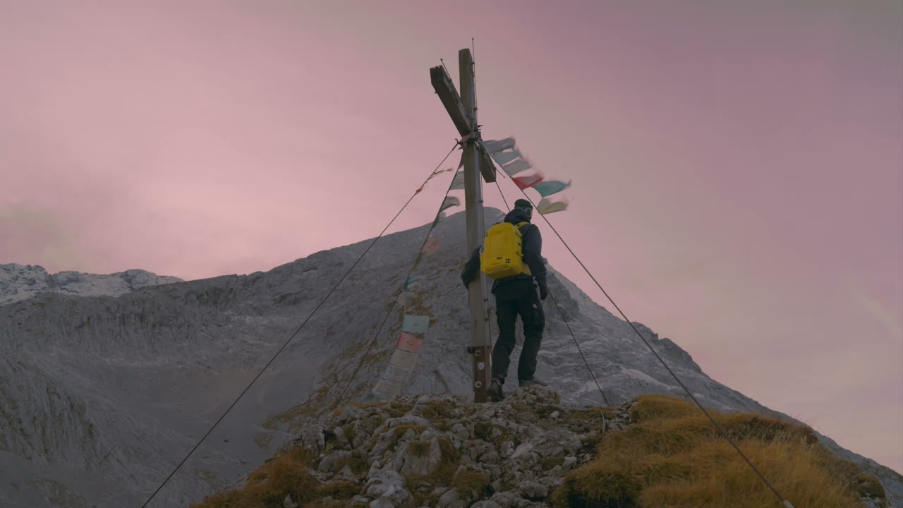 Bergsteiger am Gipfelkreuz
