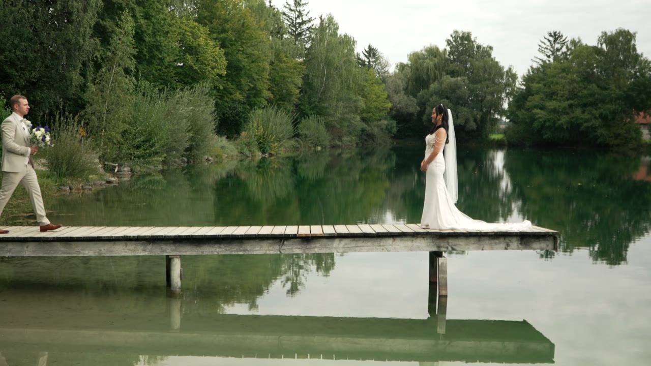 Braut auf einem Steg am See